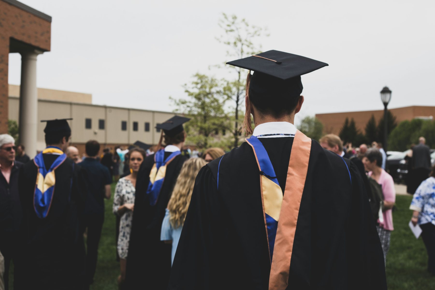 Groep afgestudeerden op campus